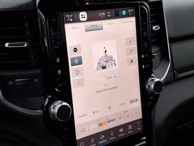 Photo of 2025 Diamond Black Crystal Pearlcoat RAM 1500