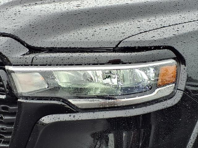 Photo of 2025 Diamond Black Crystal Pearlcoat RAM 1500