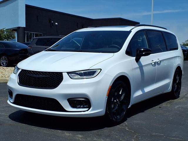Photo of 2025 Bright White Clearcoat Chrysler Pacifica