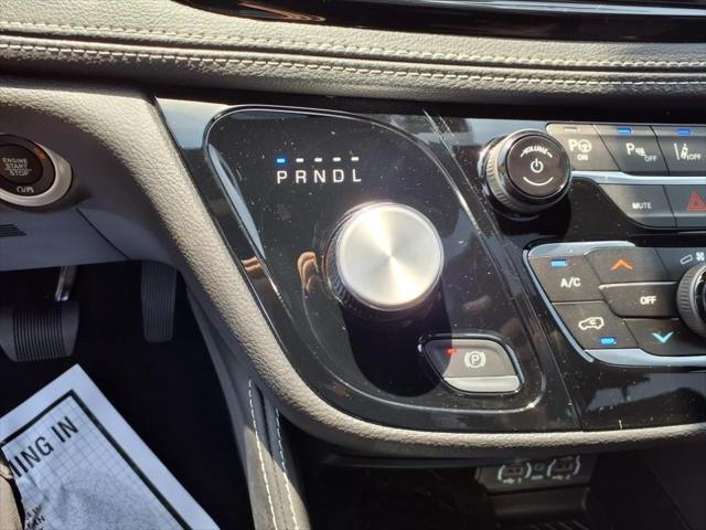 Photo of 2025 Bright White Clearcoat Chrysler Pacifica