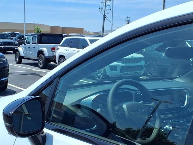 Photo of 2025 Bright White Clearcoat Chrysler Pacifica