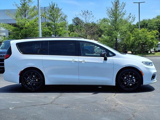 Photo of 2025 Bright White Clearcoat Chrysler Pacifica
