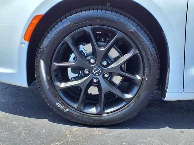 Photo of 2025 Bright White Clearcoat Chrysler Pacifica