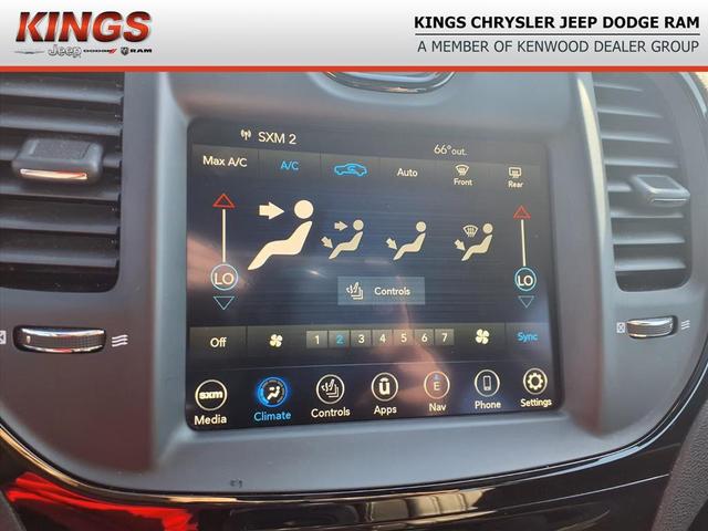 Photo of 2023 Silver Mist Clearcoat Chrysler 300