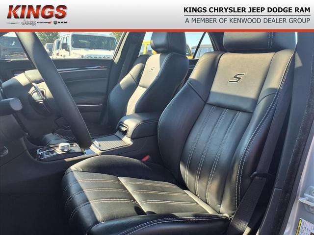 Photo of 2023 Silver Mist Clearcoat Chrysler 300
