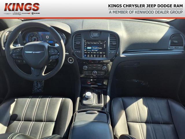 Photo of 2023 Silver Mist Clearcoat Chrysler 300