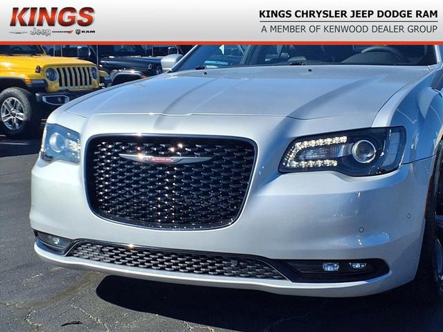 Photo of 2023 Silver Mist Clearcoat Chrysler 300