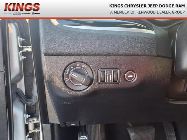 Photo of 2023 Silver Mist Clearcoat Chrysler 300