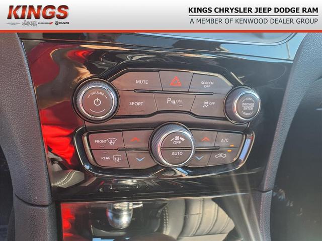 Photo of 2023 Silver Mist Clearcoat Chrysler 300
