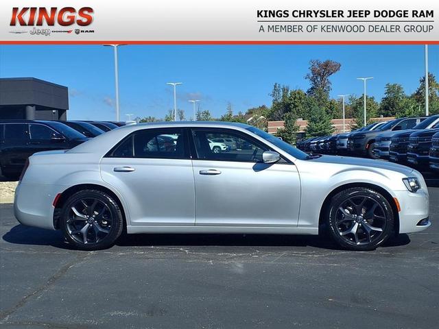 Photo of 2023 Silver Mist Clearcoat Chrysler 300