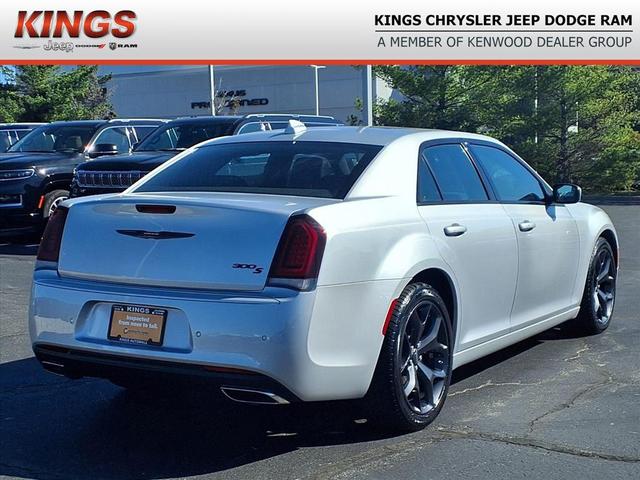 Photo of 2023 Silver Mist Clearcoat Chrysler 300