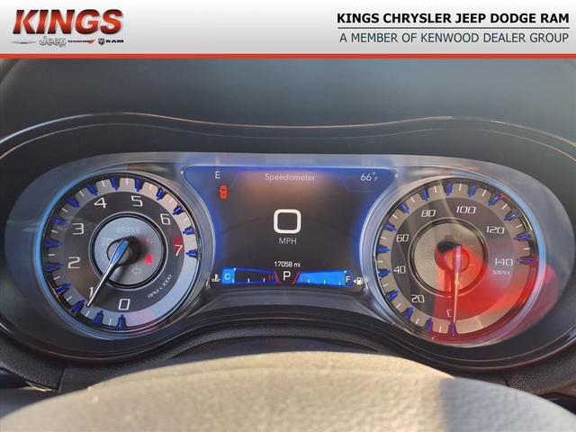Photo of 2023 Silver Mist Clearcoat Chrysler 300
