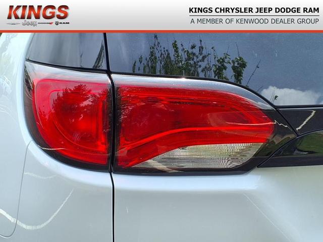 Photo of 2025 Bright White Clearcoat Chrysler Voyager