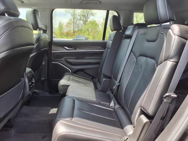 Photo of 2021 Diamond Black Crystal Pearlcoat Jeep Grand Cherokee L