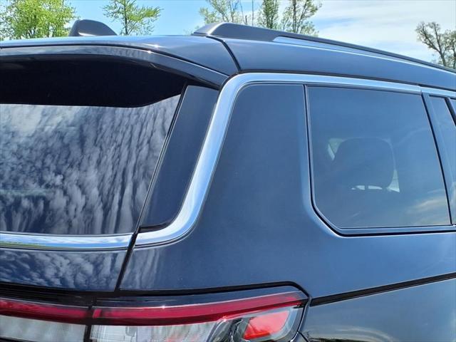 Photo of 2021 Diamond Black Crystal Pearlcoat Jeep Grand Cherokee L