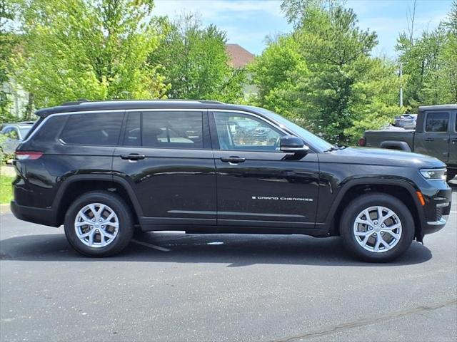 Photo of 2021 Diamond Black Crystal Pearlcoat Jeep Grand Cherokee L