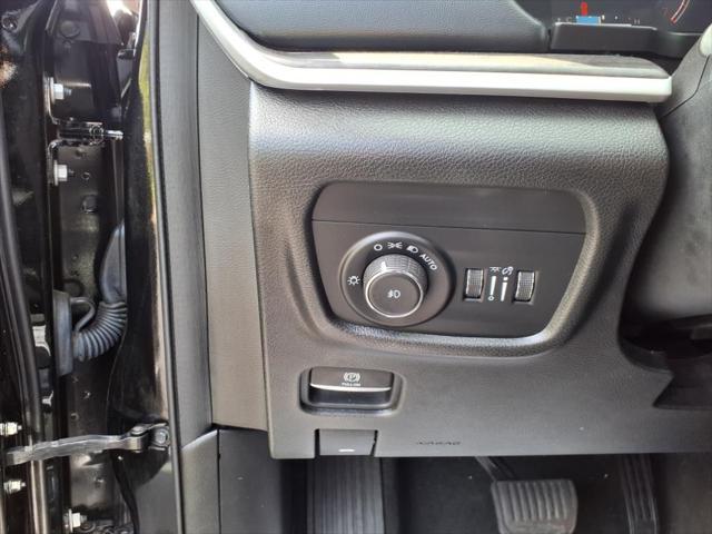 Photo of 2021 Diamond Black Crystal Pearlcoat Jeep Grand Cherokee L