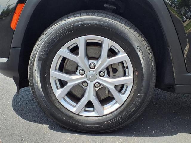 Photo of 2021 Diamond Black Crystal Pearlcoat Jeep Grand Cherokee L