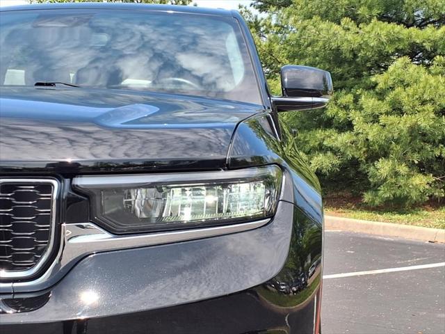 Photo of 2021 Diamond Black Crystal Pearlcoat Jeep Grand Cherokee L
