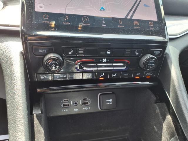 Photo of 2021 Diamond Black Crystal Pearlcoat Jeep Grand Cherokee L