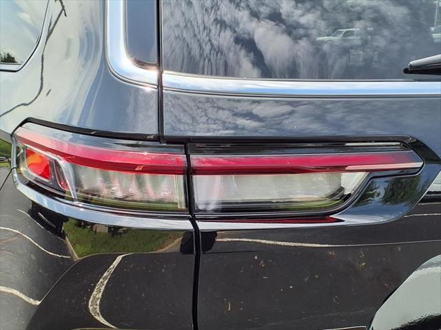 Photo of 2021 Diamond Black Crystal Pearlcoat Jeep Grand Cherokee L