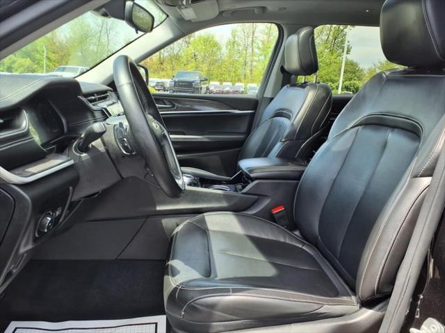 Photo of 2021 Diamond Black Crystal Pearlcoat Jeep Grand Cherokee L