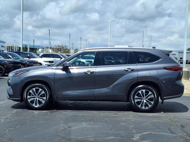 Photo of 2022 Charcoal Toyota Highlander