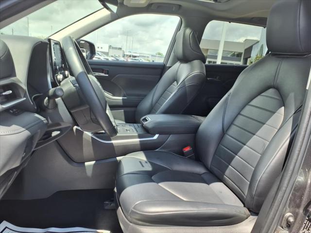 Photo of 2022 Charcoal Toyota Highlander