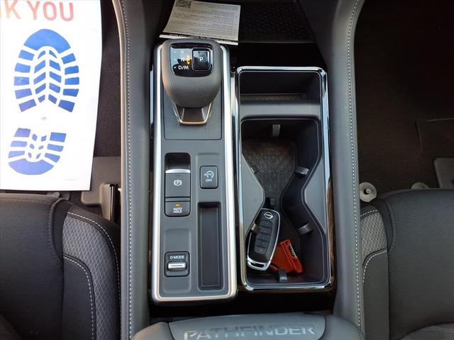 Photo of 2025 Everest White Pearl Tricoat Nissan Pathfinder