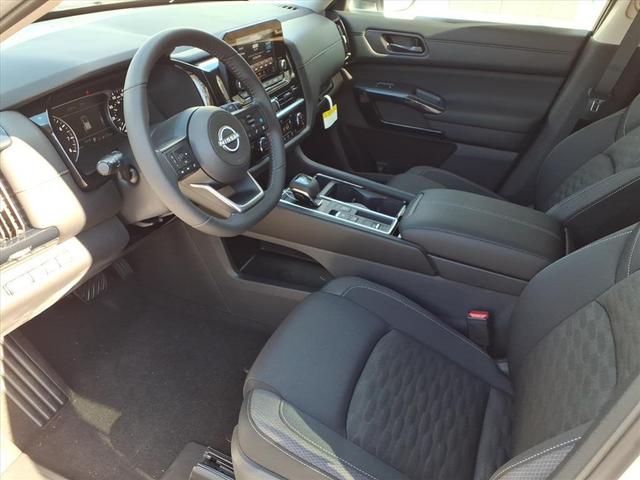 Photo of 2025 Everest White Pearl Tricoat Nissan Pathfinder