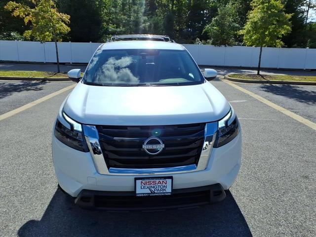 Photo of 2025 Everest White Pearl Tricoat Nissan Pathfinder