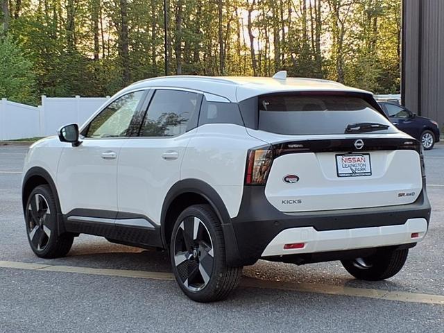 Photo of 2025 Aspen White Tricoat Nissan Kicks