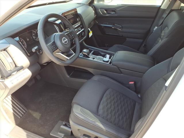Photo of 2025 Everest White Pearl Tricoat Nissan Pathfinder