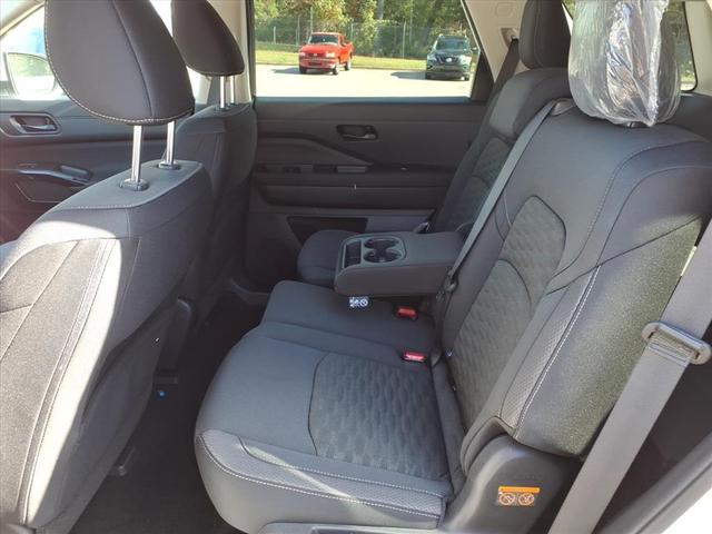 Photo of 2025 Everest White Pearl Tricoat Nissan Pathfinder