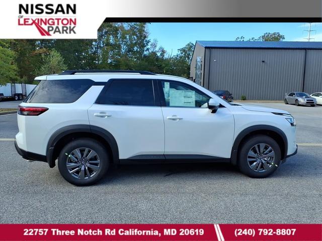 Photo of 2025 Everest White Pearl Tricoat Nissan Pathfinder