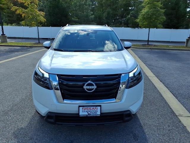 Photo of 2025 Everest White Pearl Tricoat Nissan Pathfinder