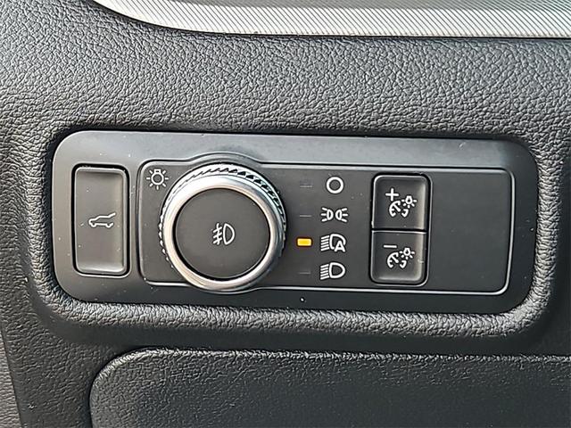 Photo of 2022 Star White Metallic Tri-Coat Ford Explorer