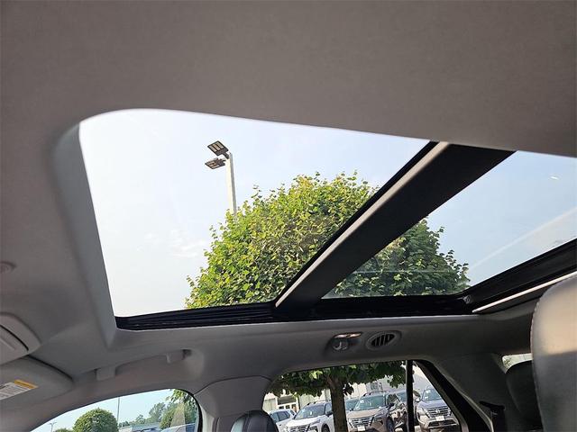 Photo of 2022 Star White Metallic Tri-Coat Ford Explorer