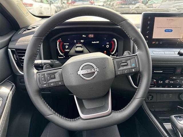 Photo of 2026 Champagne Silver Metallic/Super Black Nissan Rogue