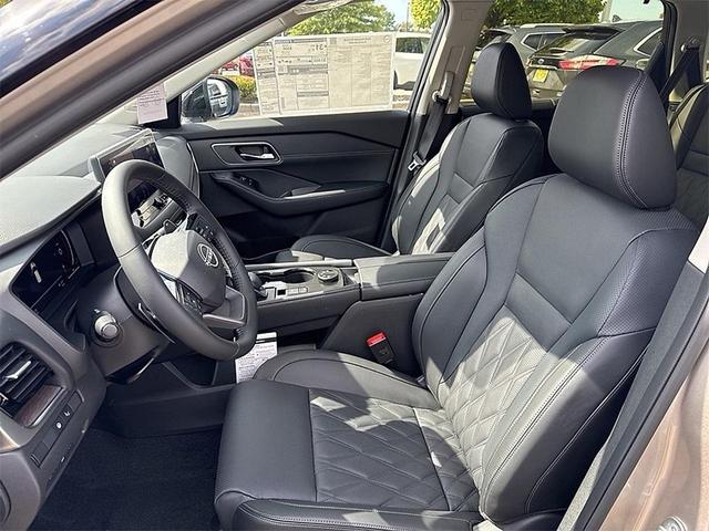 Photo of 2026 Champagne Silver Metallic/Super Black Nissan Rogue