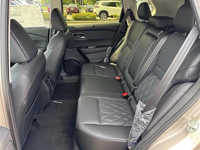Photo of 2026 Champagne Silver Metallic/Super Black Nissan Rogue