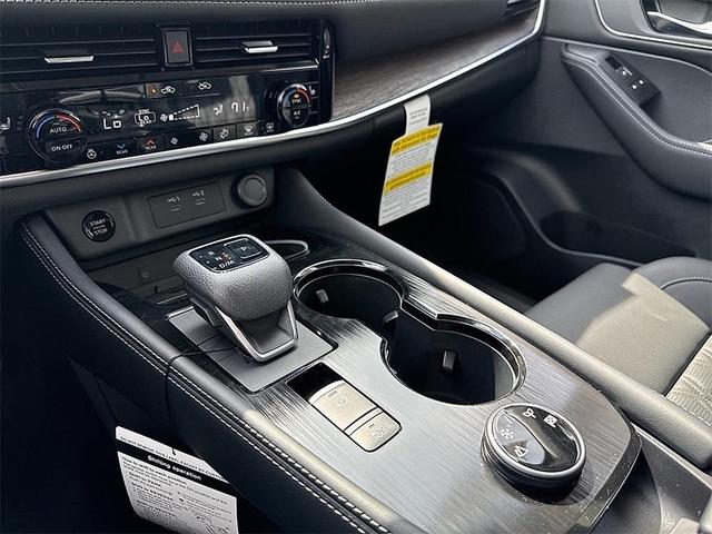 Photo of 2026 Champagne Silver Metallic/Super Black Nissan Rogue