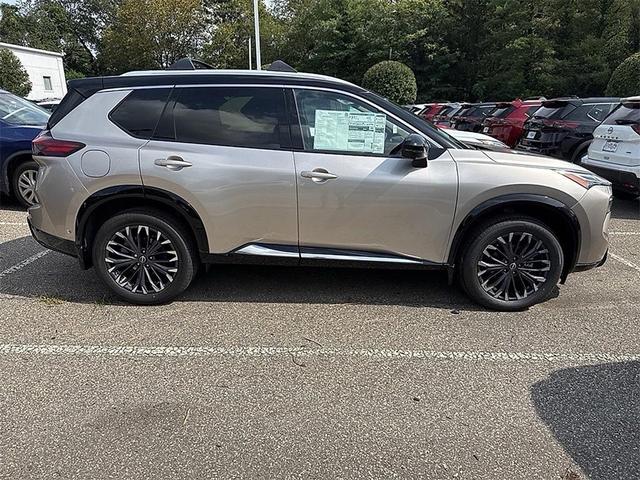Photo of 2026 Champagne Silver Metallic/Super Black Nissan Rogue
