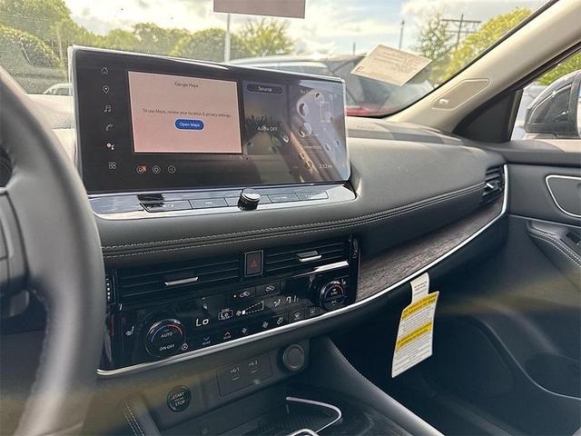 Photo of 2026 Champagne Silver Metallic/Super Black Nissan Rogue