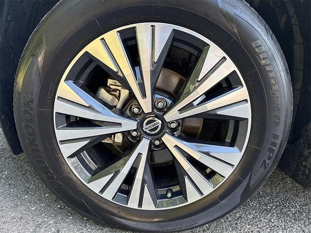Photo of 2021 Pearl White Tricoat Nissan Rogue