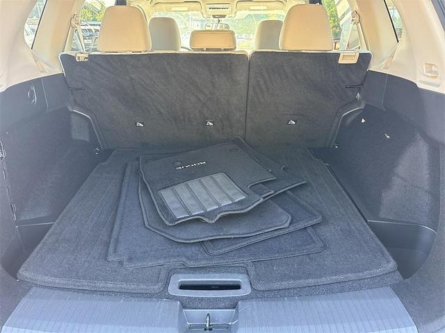 Photo of 2021 Pearl White Tricoat Nissan Rogue