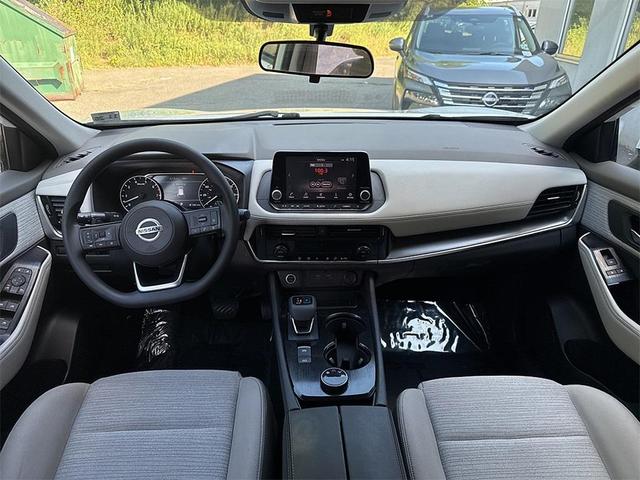 Photo of 2021 Pearl White Tricoat Nissan Rogue