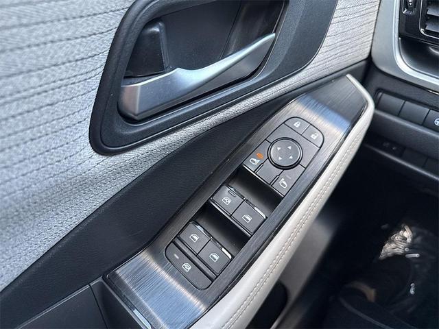 Photo of 2021 Pearl White Tricoat Nissan Rogue