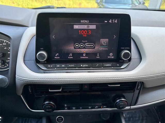 Photo of 2021 Pearl White Tricoat Nissan Rogue
