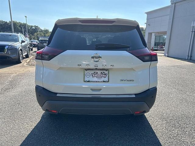 Photo of 2021 Pearl White Tricoat Nissan Rogue